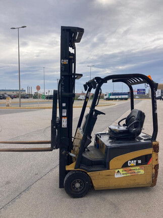 Carretilla elevadora de segunda mano Caterpillar eléctrica
