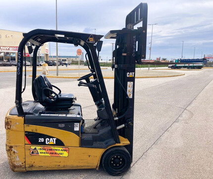 Carretilla elevadora usada Caterpillar eléctrica mástil triplex