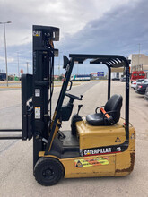Carretilla elevadora segunda mano Caterpillar 3 ruedas mástil triplex